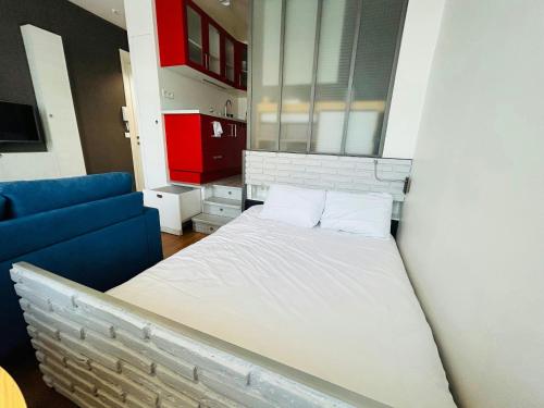 une chambre avec un lit et un canapé bleu dans l'établissement Le Superbe Thillois Hypercentre Sensationnel, à Reims