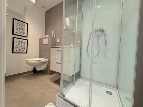 une salle de bain avec douche et toilettes dans l'établissement Appartement élégant plage à 100m prom des anglais, à Nice