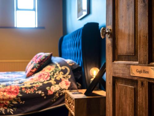 Ένα ή περισσότερα κρεβάτια σε δωμάτιο στο 5 Bed in Haworth 88390
