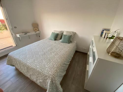 シルティカイムにあるLa Résidence St Arnould, À 10 min du centre de Strasbourgの枕が2つ置かれたベッドのある寝室