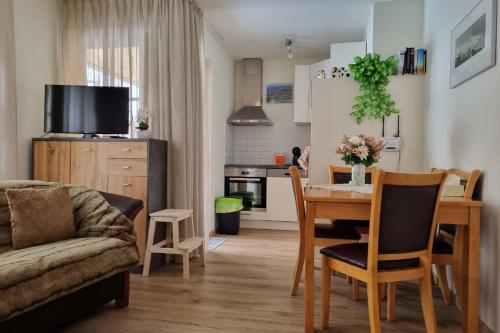 O bucătărie sau chicinetă la Martina 1 by SMR Rauris Apartments - inc Spa and near Gondola