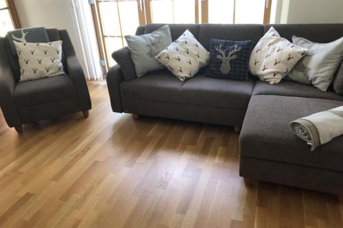 een woonkamer met een bank en twee stoelen bij Manuela 9 by SMR Rauris Apartments - close to Spa and Gondola in Rauris