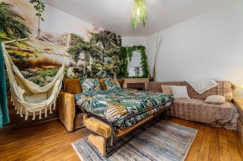 a living room with a couch and a hammock at La Maison l Expérience - Cinéma Spa Proche Paris in Maisons-Alfort