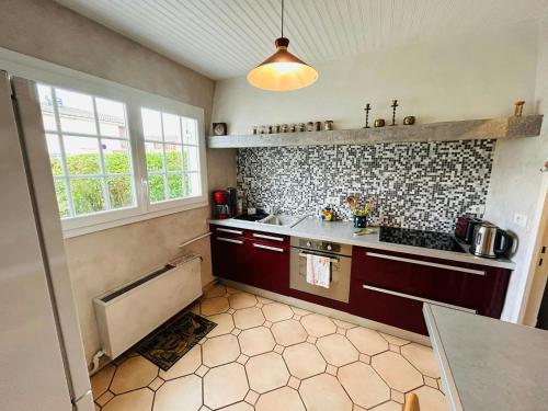 une cuisine avec un évier et un plan de travail dans l'établissement La Maison aux Oiseaux Calme, à Reims