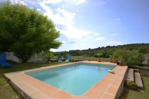 une grande piscine dans une cour avec dans l'établissement Casa-Simone Les Vieilles Dalles de Pierre, à Malaucène