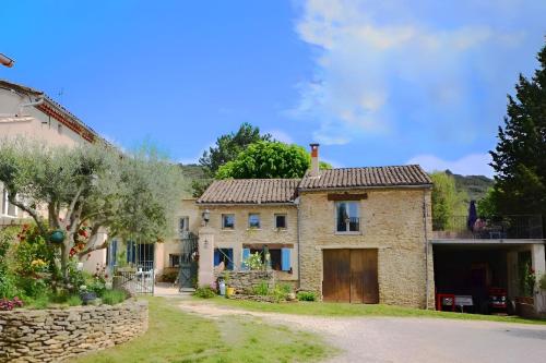 une vieille maison en pierre avec un garage et des arbres dans l'établissement Casa-Simone Les Vieilles Dalles de Pierre, à Malaucène