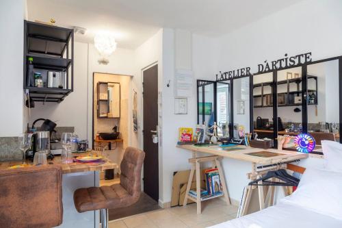 Cette chambre dispose d'un comptoir et d'un bureau. dans l'établissement Latelier DArtistes : expérience créative, à Vierzon