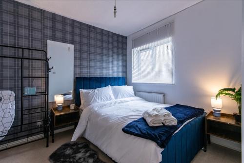 Ένα ή περισσότερα κρεβάτια σε δωμάτιο στο Comfortable 3-Bedroom House with Private Driveway in Bedford