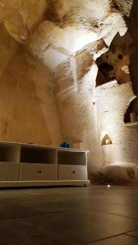 a room with a bed and a ceiling at Il Vialetto Nei Sassi in Matera