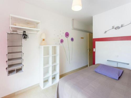 - une chambre avec un lit et des fleurs sur le mur dans l'établissement Casa-des Lavandes villa pittoresque à Montmeyan, à Montmeyan