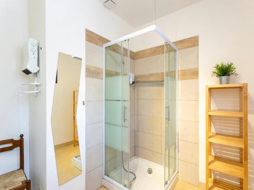une douche avec une porte vitrée dans une salle de bain dans l'établissement Casa-des Lavandes villa pittoresque à Montmeyan, à Montmeyan