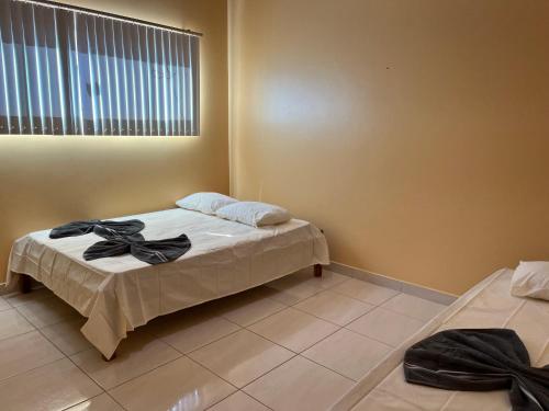 ボン・ジェズス・ダ・ラパにあるEspaço Dona Dejaのベッド2台と窓のある寝室