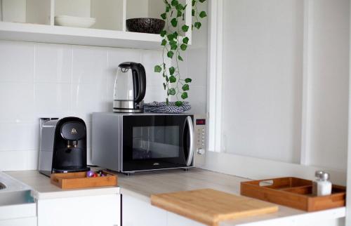 a microwave oven sitting on a kitchen counter at Le Havre du Daiquiri - Proche Paris in Aulnay-sous-Bois