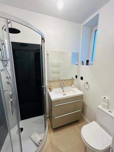 une salle de bain avec une douche, un lavabo et des toilettes dans l'établissement La Suite Carteret Centre-ville, à Reims