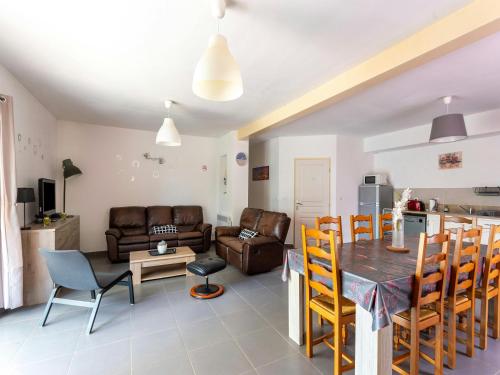 une cuisine et un salon avec une table et des chaises dans l'établissement Casa-des Oliviers maison vacances avec piscine, à Montmeyan