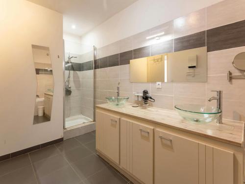 a bathroom with two sinks and a shower at Casa-des Oliviers maison vacances avec piscine in Montmeyan