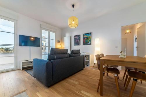 un salon avec un canapé et une table dans l'établissement Hakuna Matata Lodge - Disney à 5 min, à Serris