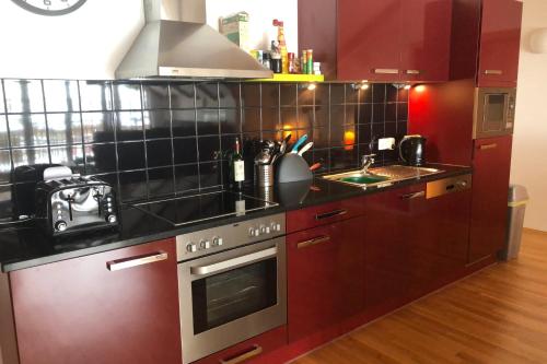 Il comprend une cuisine équipée d'une cuisinière. four supérieur à côté d'un évier dans l'établissement Isabella 5 by SMR Rauris Apartments - inc Spa and near Gondola, à Rauris