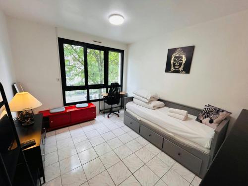 une chambre avec un lit, un bureau et une fenêtre dans l'établissement La Suite Buirette Hypercentre, à Reims