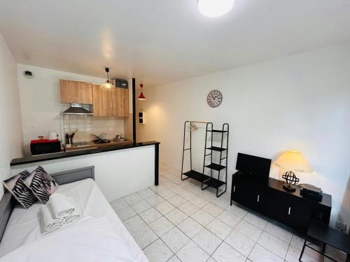 un salon avec un lit et une cuisine dans l'établissement La Suite Buirette Hypercentre, à Reims