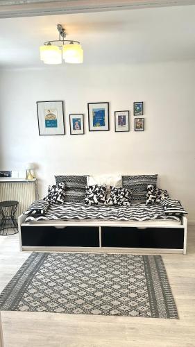 - un lit dans une chambre blanche avec un tapis dans l'établissement FLCbm - Beach 50 m - Air conditioning - Parking - 2 Bedrooms, à Marseille