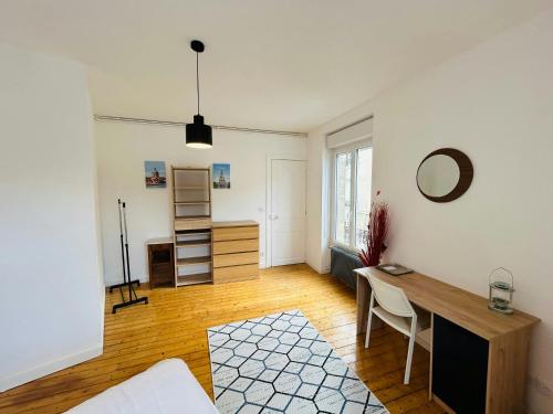 un salon avec une table et un bureau dans l'établissement Le Millésime Coulvier Taittinger, à Reims