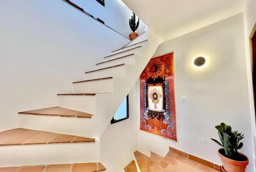 - un escalier dans une maison dotée de murs et de plafonds blancs dans l'établissement CASA-du pecheur, à Mandelieu-la-Napoule