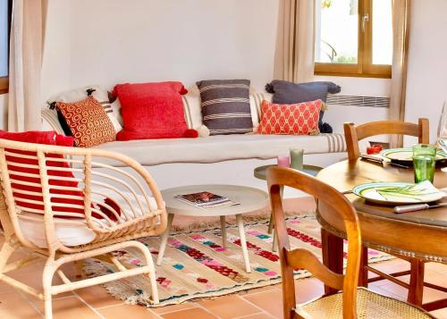 un salon avec un canapé et une table dans l'établissement CASA-du pecheur, à Mandelieu-la-Napoule