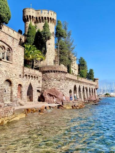 un château sur la rive d'une masse d'eau dans l'établissement CASA-du pecheur, à Mandelieu-la-Napoule
