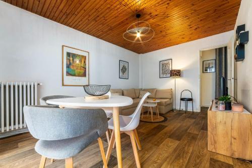 a dining room with a table and chairs at Studio Ensoleillé à Saint-Maur - Proche Paris in Saint-Maur-des-Fossés