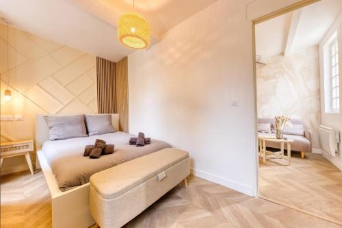 Postel nebo postele na pokoji v ubytování La Petite Reine – Parisian Charm near Paris