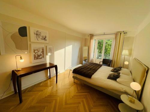 une chambre avec un lit, un bureau et une fenêtre dans l'établissement Lappart den face Hyper-centrePrestigieux, à Reims