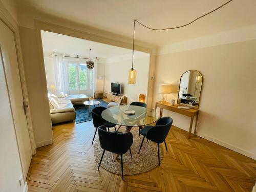 un salon avec une table en verre et des chaises dans l'établissement Lappart den face Hyper-centrePrestigieux, à Reims