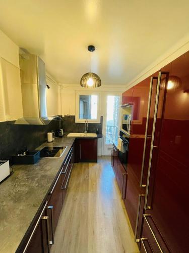 une grande cuisine avec des placards en bois et un évier dans l'établissement Lappart den face Hyper-centrePrestigieux, à Reims