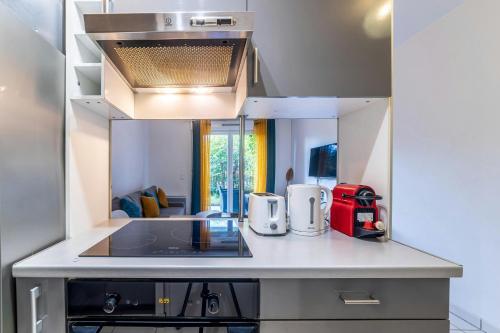 une cuisine avec un comptoir et 2 grille-pain dans l'établissement The Disneyland stay near to Disneyland, à Montévrain