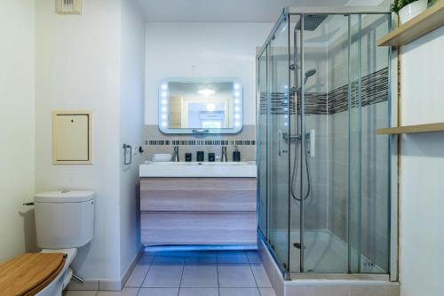 une salle de bain avec douche et lavabo dans l'établissement The Disneyland stay near to Disneyland, à Montévrain