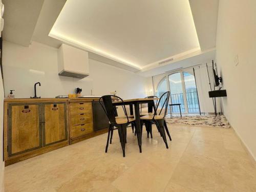 une cuisine avec une table et des chaises dans une pièce dans l'établissement ⁂ Magnifique 3P cœur du Vieux Nice, à Nice