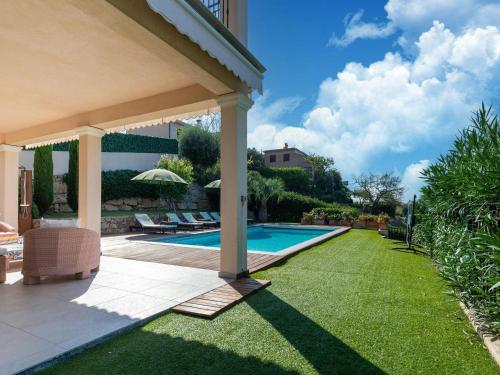une maison avec une piscine dans une cour dans l'établissement Casa-Mathilda luxurious villa private pool, à La Gaude