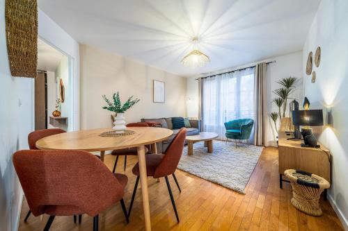 a living room with a table and chairs at Brown Derby Magic Stay near Disneyland in Bailly-Romainvilliers