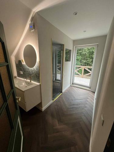 a bathroom with a sink and a mirror at Sodyba "Septyni šeštadieniai" Plateliai in Paplatelė