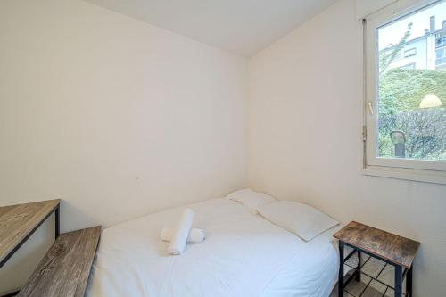 une petite chambre avec un lit blanc et une fenêtre dans l'établissement Studio Vaise proche Bellecour et proche transports, à Vaise