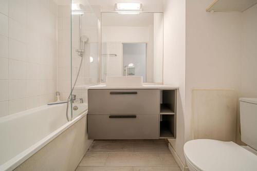 une salle de bain avec un lavabo, des toilettes et une baignoire dans l'établissement Studio Vaise proche Bellecour et proche transports, à Vaise
