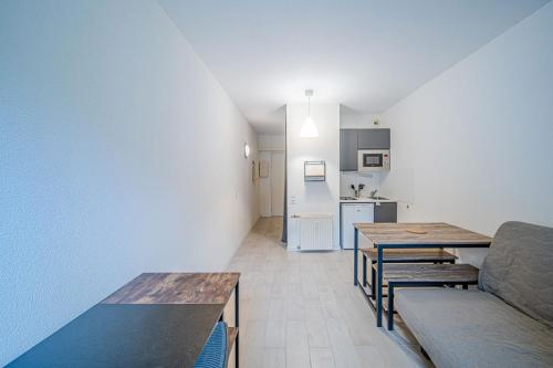 un salon avec un canapé et une table dans l'établissement Studio Vaise proche Bellecour et proche transports, à Vaise