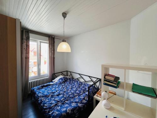 une chambre avec un lit, un bureau et une fenêtre dans l'établissement La Villa Clauzets Piscine, à Reims