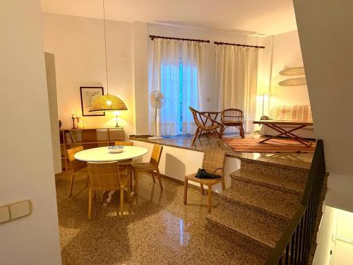 ein Wohnzimmer mit Tisch und ein Esszimmer in der Unterkunft Perfect getaway house 50m from Tamariu Beach -TF in Tamariu