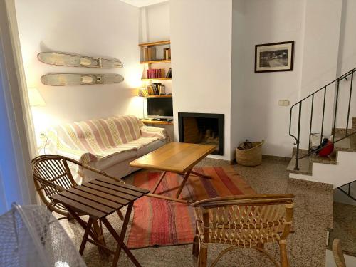 ein Wohnzimmer mit Sofa und Tisch in der Unterkunft Perfect getaway house 50m from Tamariu Beach -TF in Tamariu