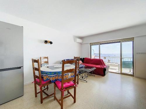 un salon avec une table et un canapé dans l'établissement Goélette-T2-Front de mer, au Golfe-Juan