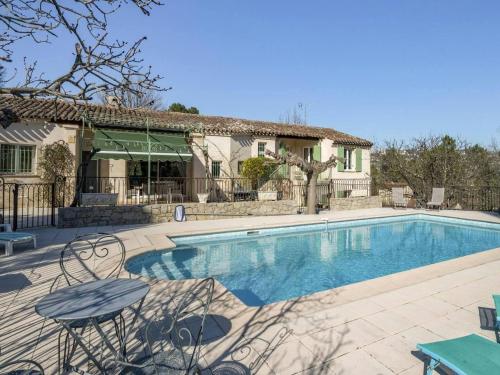 une piscine devant une maison dans l'établissement CASA-Catherine jolie villa piscine et grand jardin, à Callian