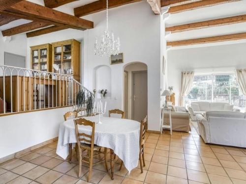 une cuisine et une salle à manger avec une table et des chaises dans l'établissement CASA-Catherine jolie villa piscine et grand jardin, à Callian