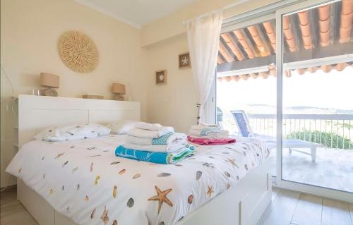une chambre avec un lit avec des serviettes dessus dans l'établissement CASA-Villa des Oiseaux, aux Issambres